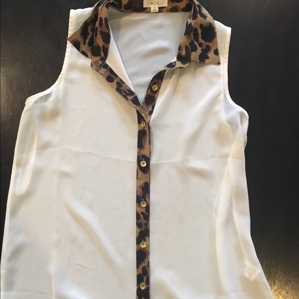 Cream Top w cheetah collar